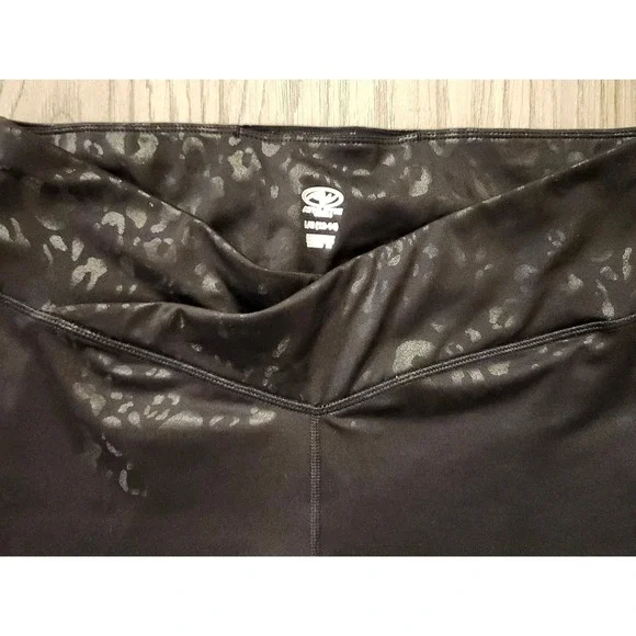 Athletic Works Animal Print‎ Embossed Legging Women's NWOT Size Large Black - Picture 5 of 6